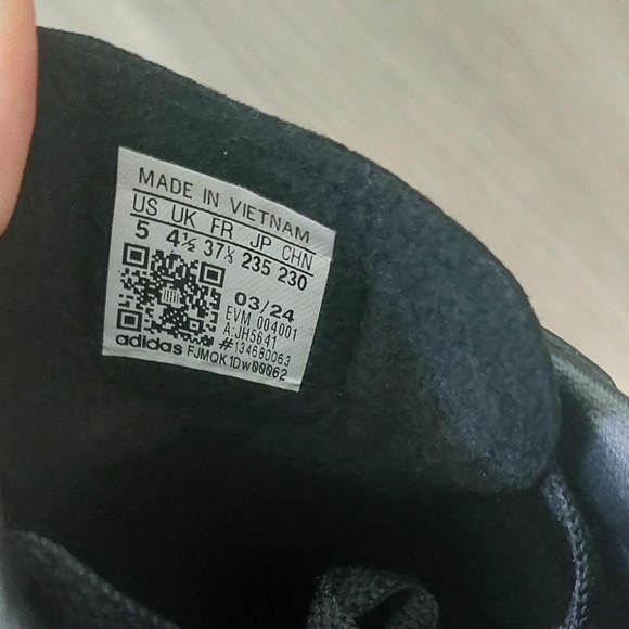 Adidas Samba Black and Gold Sneakers - Picture 6 of 8